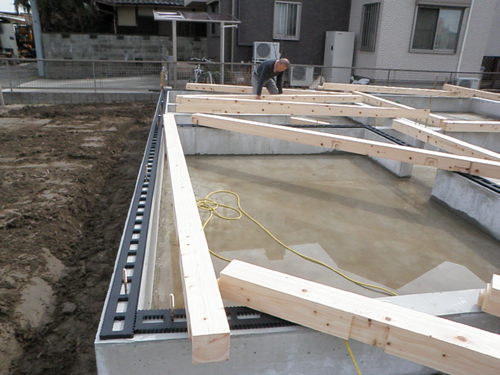 あま市美和町/土壁の家　材木搬入